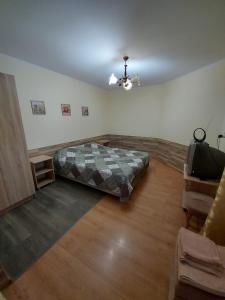um quarto com uma cama no meio de um quarto em Svetlana em Lazarevskoye