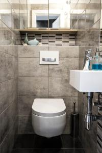 A bathroom at JobelHome Még 30 kép