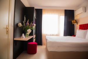 
Un pat sau paturi într-o cameră la Hotel Majestic Mamaia
