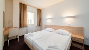 מיטה או מיטות בחדר ב-Apartamenty Sun & Snow Sofra