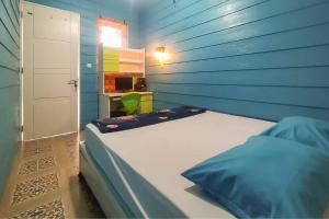 Tempat tidur dalam kamar di d'H Mansion La Rosa Syariah Sentul Mitra RedDoorz