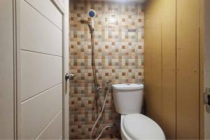 a small bathroom with a shower with a toilet at d'H Mansion La Rosa Syariah Sentul Mitra RedDoorz in Bogor