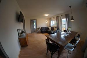 uma sala de jantar e sala de estar com uma mesa de madeira em Haus mit 6 Schlafzimmer, Pool und großem Garten em Mäder