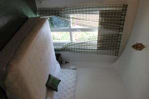 Cette chambre dispose d'une fenêtre et d'un canapé. dans l'établissement Abracadabra Tortona, à Milan