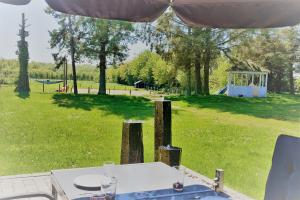ØrstedにあるFerielejlighed i smukke omgivelserの公園の景色を望むピクニックテーブル