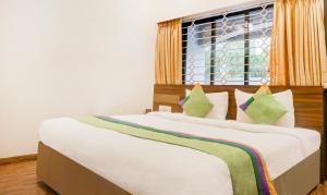Un pat sau paturi într-o cameră la Treebo Trend Five Elements Lonavala