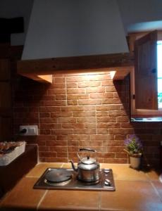 una cucina con bollitore per tè e piano cottura di Casa Pepa ad Algar