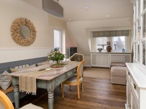 ein Esszimmer mit einem Holztisch und Stühlen in der Unterkunft Sylt Leif in Wenningstedt-Braderup