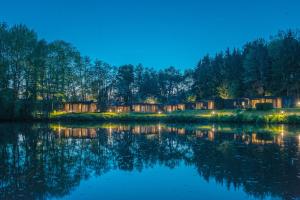 eine Reihe von Häusern am Ufer eines Sees in der Unterkunft Gronenberger Mühle Haus 6 in Scharbeutz