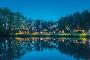 a row of houses on the shore of a lake at Gronenberger Mühle Haus 6 in Scharbeutz