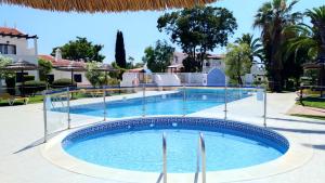 - une piscine dans une villa avec un complexe dans l'établissement Rocha Brava Village Resort, à Carvoeiro