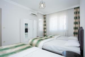 - une chambre avec 2 lits et un miroir dans l'établissement Leena suites, à Trabzon