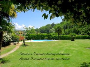 ein Park mit Pool und ein Zitat in der Unterkunft Grazia Appartamento Family in Barga