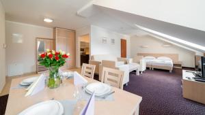 a room with a dining table and a living room at Sofra, Sun & Snow in Karpacz +60 photos