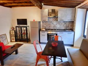 uma cozinha com mesa e cadeiras num quarto em Viterbo alloggio turistico hipster house em Viterbo