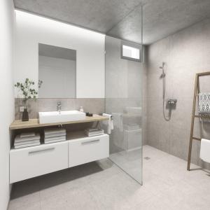 uma casa de banho com um lavatório branco e um chuveiro em CLOUD N°7 STUDIOS em Tübingen