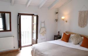 Un pat sau paturi într-o cameră la Casa del Rio Boho Chic Retreat