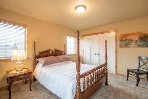 Imagen de la galería de Redtail 3 Bedroom with Spacious Kitchen and Covered Back Deck - 30 Day Stay home, en Hood River