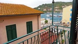 balcone con vista sul porto di Casa Ilaria a Porto Santo Stefano