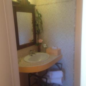 y baño con lavabo y espejo. en B&B Le Stanze del Moro en Pállare