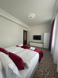 a hotel room with two beds with red pillows at Gold Residence in Mariánské Lázně