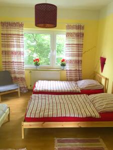 sypialnia z dwoma łóżkami przed oknem w obiekcie Alpen Stub'l w Bremie