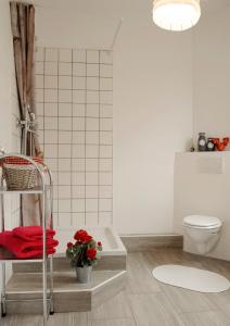łazienka z toaletą, umywalką i wanną w obiekcie Alpen Stub'l w Bremie