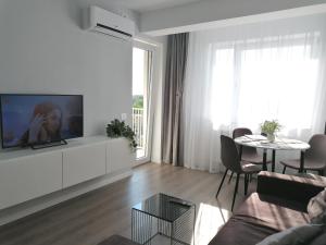 TV i/ili multimedijalni sistem u objektu SunsetView Apartment