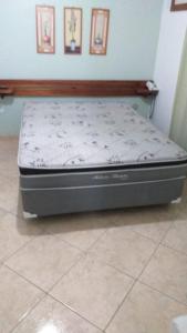 - un matelas posé sur le sol dans une pièce dans l'établissement Condomínio Pousada Amarela 100 metros da Praia, à Iguaba Grande