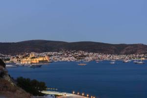 vistas a un puerto con barcos en el agua en La Quinta by Wyndham Bodrum, en Bodrum City