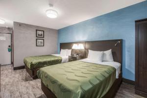 Tempat tidur dalam kamar di Quality Inn Atlanta Airport-Central