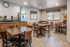 ein Restaurant mit Tischen und Stühlen und eine Küche in der Unterkunft Quality Inn Atlanta Airport-Central in Atlanta