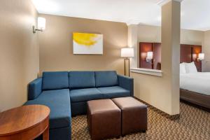 Habitación de hotel con sofá y cama en Comfort Suites Broomfield-Boulder-Interlocken en Broomfield