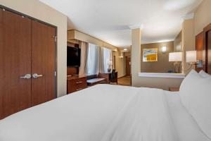 Tempat tidur dalam kamar di Comfort Suites Broomfield-Boulder-Interlocken