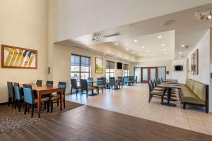 Ресторант или друго място за хранене в Comfort Suites Broomfield-Boulder-Interlocken