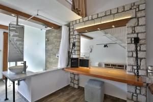 Kuchyň nebo kuchyňský kout v ubytování Lindos View Hotel