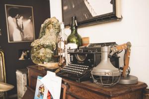 biurko ze starą maszyną do pisania i butelką wina w obiekcie Loft Domloc w Carcassonne