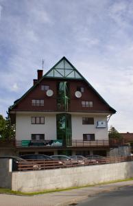 un gran edificio marrón y blanco con techo en Dom Wypoczynkowy Bełchatów w Szklarskiej Porębie, en Szklarska Poręba