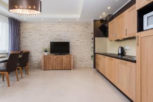Kuchyňa alebo kuchynka v ubytovaní Gdańsk Comfort Apartaments Łąkowa