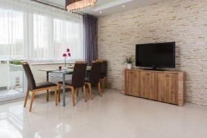 Televízia a/alebo spoločenská miestnosť v ubytovaní Gdańsk Comfort Apartaments Łąkowa