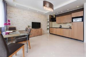 Kuchyňa alebo kuchynka v ubytovaní Gdańsk Comfort Apartaments Łąkowa