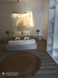 Un dormitorio con una cama grande con luces. en Cactus Home, en Kalamaki