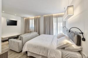 Rúm í herbergi á Bitzaro Boutique Hotel