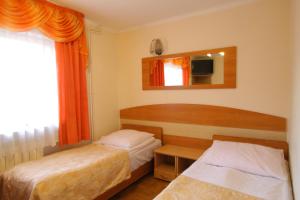 Habitación de hotel con 2 camas y espejo en Willa Borowik, en Zakopane