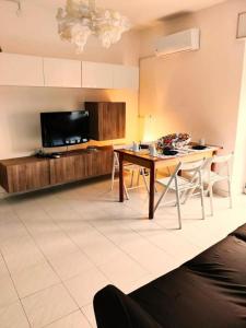 Il comprend un salon doté d'une table et d'une télévision à écran plat. dans l'établissement Terme-Sele " Al Vico" Apartment Contursi Terme, à Contursi