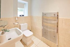 y baño con aseo, lavabo y ducha. en Host & Stay - Kingfisher Cottage, en Levisham