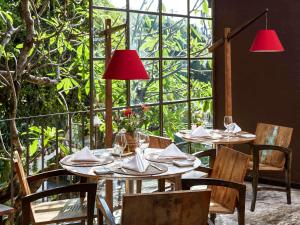 
A restaurant or other place to eat at Santa Teresa Hotel RJ - MGallery
