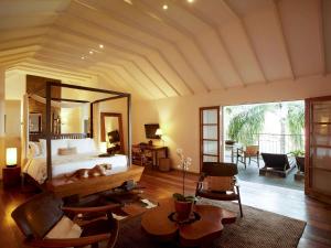 - une chambre avec un lit et un grand miroir dans l'établissement Santa Teresa Hotel RJ - MGallery, à Rio de Janeiro