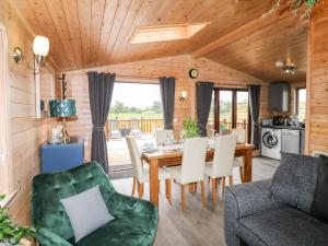 een keuken en eetkamer met een tafel en stoelen bij River Dove Lodge in Derby