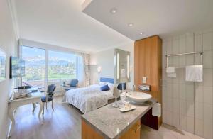 Hotel Eden Spiez客房内的一张或多张床位